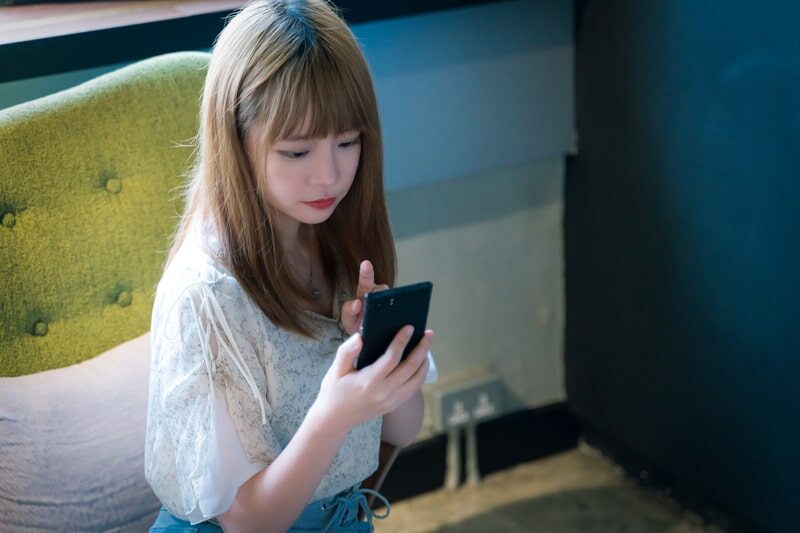 スマホを操作する女性